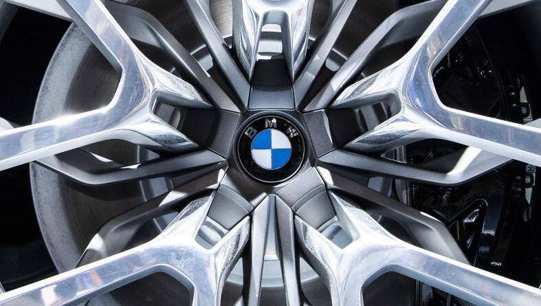 Das BMW-Logo ist in einer Felge zu sehen. Foto: Silas Stein/dpa/Archivbild Das BMW-Logo ist in einer Felge zu sehen. Foto: Silas Stein/dpa/Archivbild