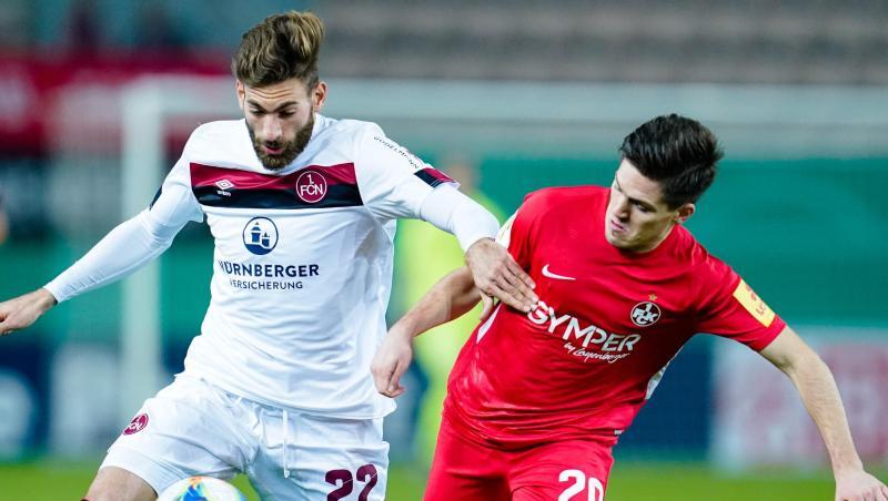 Nürnbergs Enrico Valentini und Kaiserslauterns Dominik Schad (l-r.) kämpfen um den Ball. Foto: Uwe Anspach/dpa Nürnbergs Enrico Valentini und Kaiserslauterns Dominik Schad (l-r.) kämpfen um den Ball. Foto: Uwe Anspach/dpa