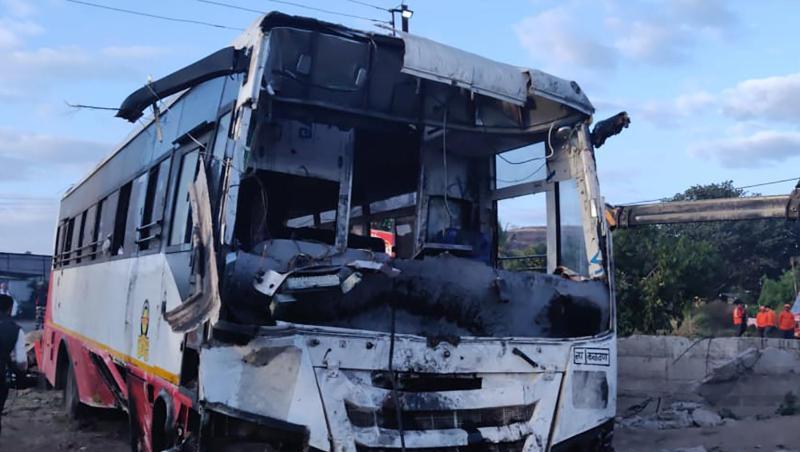Bereits Ende Januar diesen Jahres wurden mehr als 25 Menschen bei einem Busunfall im indischen Nashik geötet. Bereits Ende Januar diesen Jahres wurden mehr als 25 Menschen bei einem Busunfall im indischen Nashik geötet.