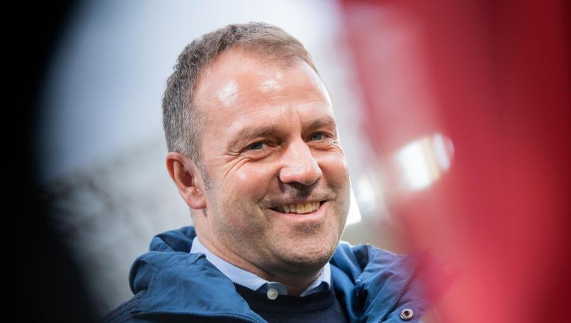 Münchens Trainer Hans-Dieter Flick steht vor dem Spiel im Stadion.