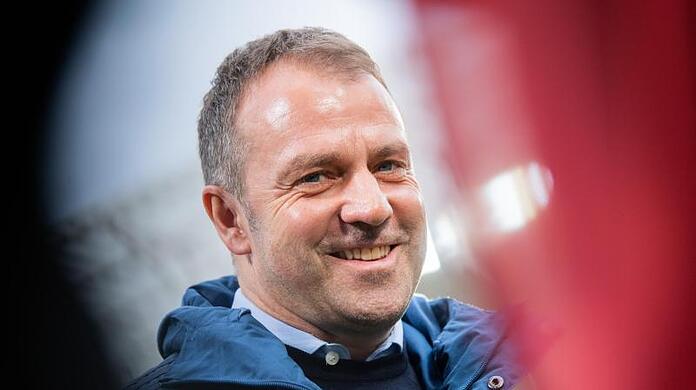 Münchens Trainer Hans-Dieter Flick steht vor dem Spiel im Stadion.
