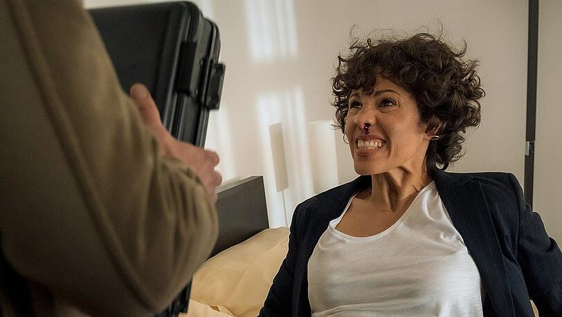 "Der Kroatien-Krimi: Vor Mitternacht": Stascha Novak (Jasmin Gerat) wird im Hotelzimmer brutal attackiert.