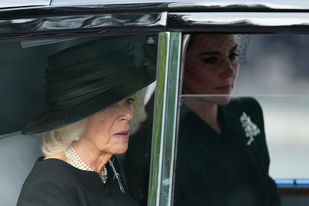 Queen Consort Camilla und Prinzessin Kate werden mit dem Auto zur Westminster Hall gefahren. Queen Consort Camilla und Prinzessin Kate werden mit dem Auto zur Westminster Hall gefahren.