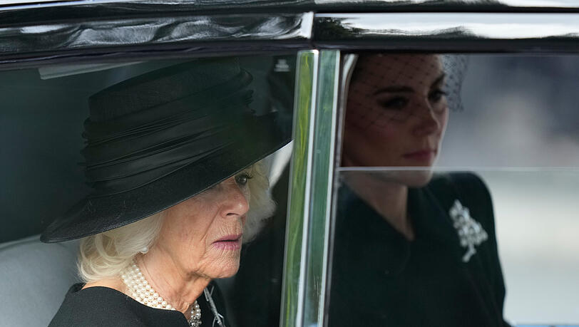 Queen Consort Camilla und Prinzessin Kate werden mit dem Auto zur Westminster Hall gefahren. Queen Consort Camilla und Prinzessin Kate werden mit dem Auto zur Westminster Hall gefahren.