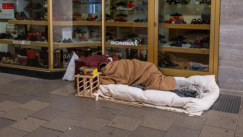 Als armutsgefährdet gilt, wer über weniger als 60 Prozent des mittleren Nettoeinkommens der Vergleichsbevölkerung verfügt. Für eine Person liegt die Schwelle in München bei 1.540 Euro im Monat. (Symbolbild) Als armutsgefährdet gilt, wer über weniger als 60 Prozent des mittleren Nettoeinkommens der Vergleichsbevölkerung verfügt. Für eine Person liegt die Schwelle in München bei 1.540 Euro im Monat. (Symbolbild)
