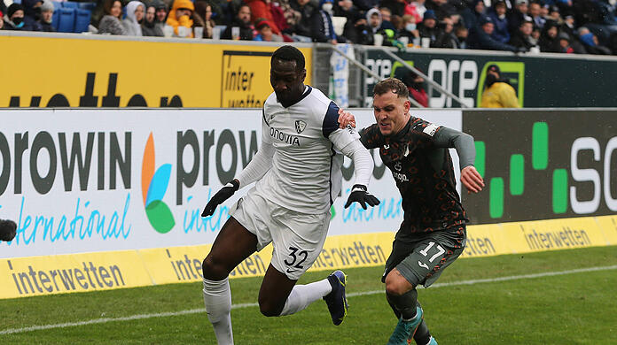 Schnupperte beim VfL Bochum Erstligaluft: TSV-1860-Neuzugang Tarsis Bonga (li.).