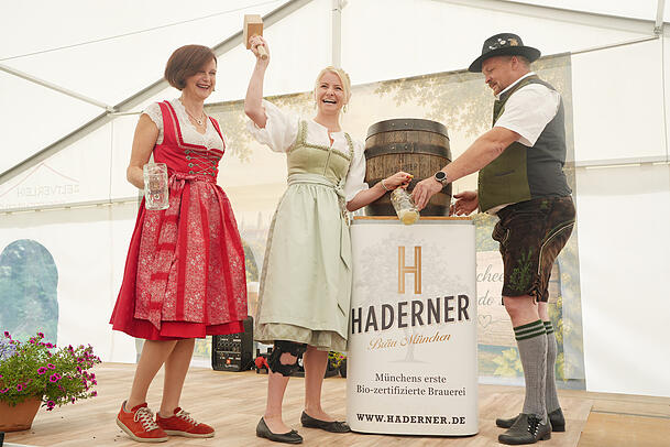 Die Bierkönigin Katharina Kastenmüller (Mitte) zapft das erste Fass Jubiläumsbier mit Marta und Thomas Girg. Die Bierkönigin Katharina Kastenmüller (Mitte) zapft das erste Fass Jubiläumsbier mit Marta und Thomas Girg.