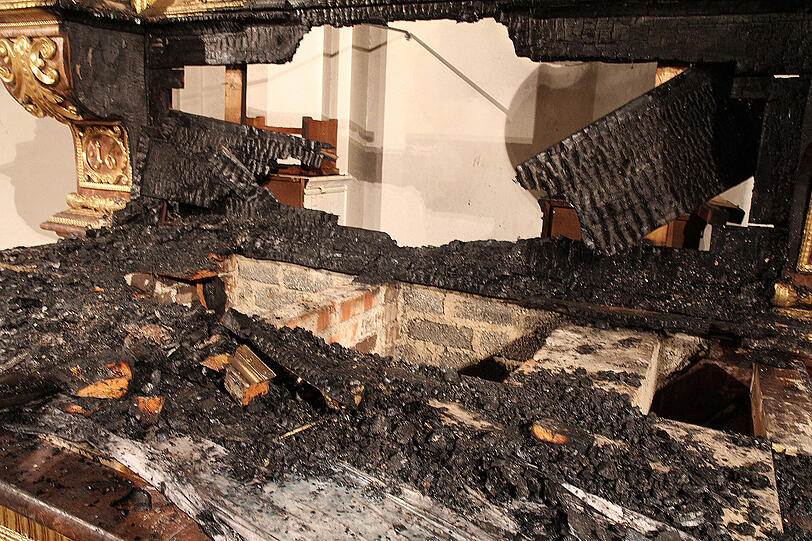 Völlig verkohlt: Der Altarraum ist durch den Brand zerstört worden. Offenbar hat eine Kerze das Feuer im Studienstift St. Michael ausgelöst. Die Bilder