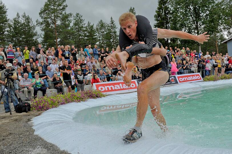 Im Frauen-Weittragen-Regelwerk steht: Es muss nicht die eigene Frau sein die getragen wird, es darf auch die Nachbarin sein.Die spinnen die Finnen."Wife Carrying" in Finnland.