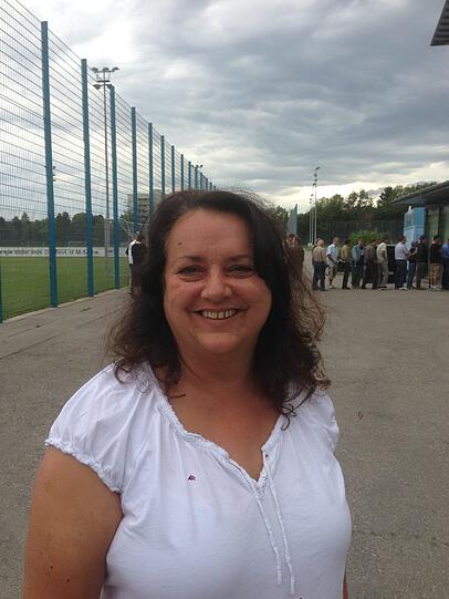 Christine Viola (49): &bdquo;Ich bin grundsätzlich zufrieden, wie es gerade läuft. Mit dem Thema Aufstieg setzen wir uns hier ja schon seit vielen Jahren auseinander. Ich bin schon seit 45 Jahren ein Fan der Sechzger, gehe zu fast jedem Spiel, kenne das also. Eigentlich ist bei den Löwen der Aufstieg ja immer drin.&ldquo;