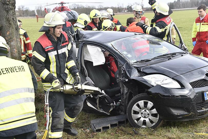 Schwerer Unfall auf der A8. Ein Toyota prallte gegen einen Baum.