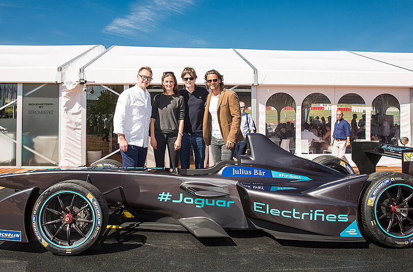 Schauspieler-Ehepaar Alexandra Maria Lara und Sam Riley und Kollege Stephan Luca am Wochenende in der "Grünen Hölle" auf dem Nürburgring. Die Bilder.