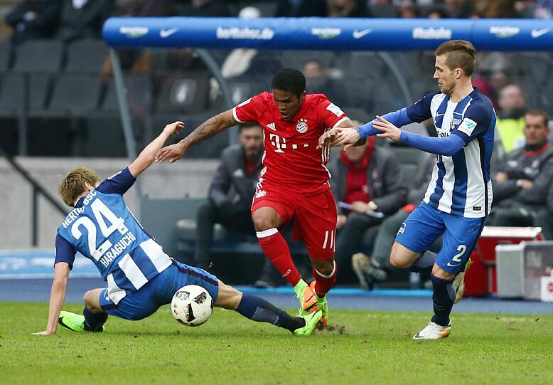 Douglas Costa: Note 4 - War bei der 5:1-Gala gegen Arsenal noch der unauffälligste Bayer, bei Hertha ein fleißiger Flankengeber &ndash; doch meist ins Nichts. Wechselte immer wieder mit Müller die Seiten. Guter Antritt (43.), einige nette Finten, aber nie wirklich zwingend in seinen Bemühungen. Gegen Ende mit vielen Einzelaktionen &ndash; ohne Erfolg.