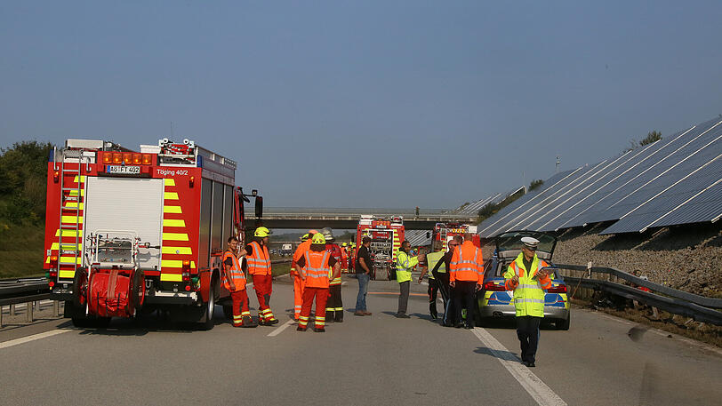 Der Ferrari wurde von der Leitplanke in Stücke gerissen, der Fahrer hatte keine Chance &ndash; die Bilder von der Unfallstelle.