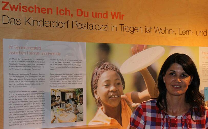 Franziska Schärli in der Ausstellung des Kinderdorfs Pestalozzi.