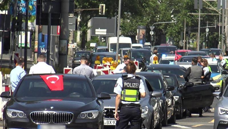 Eine Polizistin steht vor den Fahrzeugen eines türkischen Hochzeutskorsos. Der Konvoi war einer von dreien, den die Polizei in der Rheinmetropole am Wochenende angehalten hat. Eine Polizistin steht vor den Fahrzeugen eines türkischen Hochzeutskorsos. Der Konvoi war einer von dreien, den die Polizei in der Rheinmetropole am Wochenende angehalten hat.