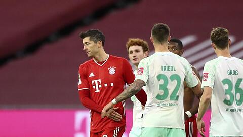 Die Spieler des FC Bayern München um Stürmerstar Robert Lewandowski (l) waren nach dem Remis gegen Werder enttäuscht.