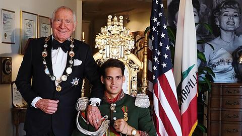 In Uniform auf dem goldenen Thron:  Der Münchner Kevin wurde von Frédéric Prinz von Anhalt adoptiert
