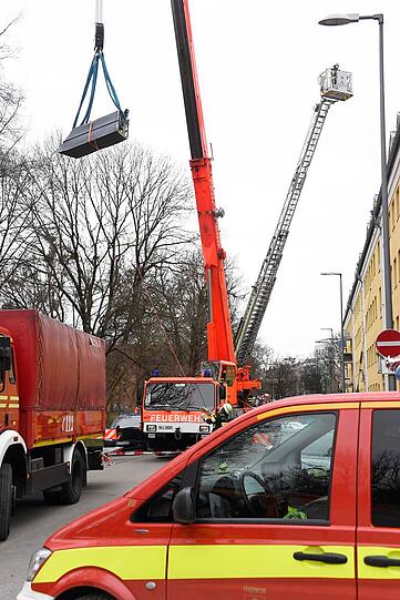 Mit Hilfe eines 50-Tonnen-Krans brachte die Feuerwehr den Kamin sicher auf den Boden.