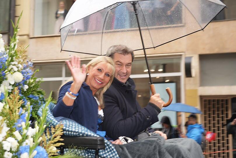 Der bayerische Ministerpräsident Markus Söder (CSU, r.) und seine Frau Karin beim Trachtenumzug.
