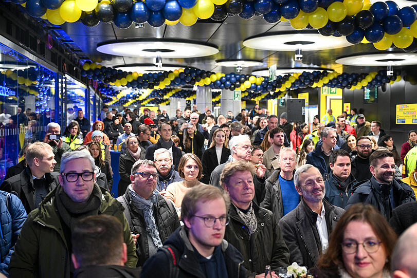 Mit Luftballons und Livemusik: Die Eröffnung am Dienstagvormittag zieht auch viele Schaulustige an.