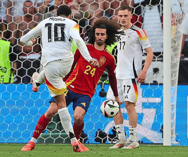 Die große Aufreger-Szene im EM-Viertelfinale gegen Spanien: Marc Cucurella blockt Jamal Musialas Schuss mit der Hand.