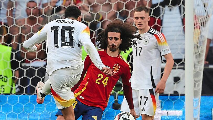 Die große Aufreger-Szene im EM-Viertelfinale gegen Spanien: Marc Cucurella blockt Jamal Musialas Schuss mit der Hand. Die große Aufreger-Szene im EM-Viertelfinale gegen Spanien: Marc Cucurella blockt Jamal Musialas Schuss mit der Hand.