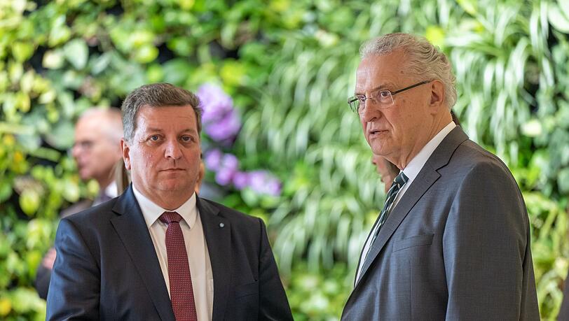 Bauminister Christian Bernreiter (l.) und Innenminister Joachim Herrmann (beide CSU) unterzeichnen den Mietvertrag f&uuml;r das neu geschaffene Verwaltungsgericht Plattling. (Archivbild)