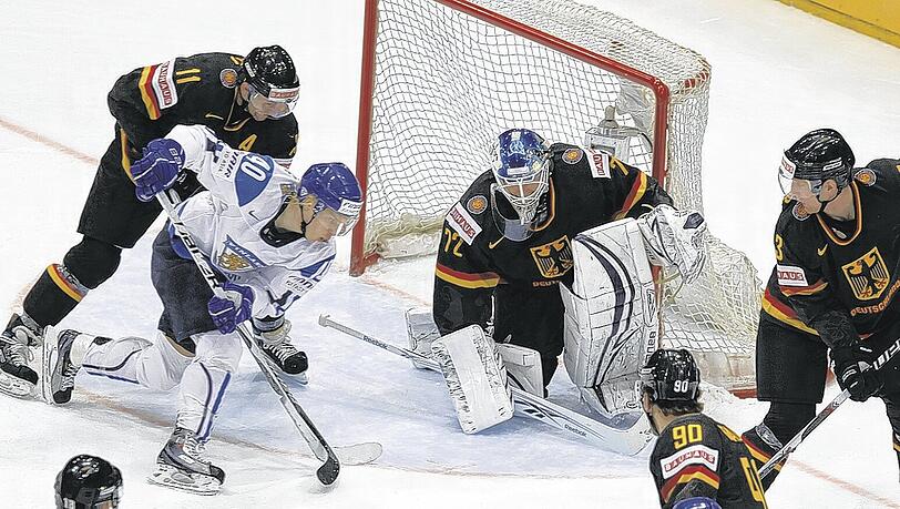 Hart gekämpft, gut gespielt – und trotzdem verloren: Die deutsche Eishochey-Nationalmannschaft um Keeper Rob Zepp unterlag bei der Heim-WM Finnland mit 0:1. Foto: AP Hart gekämpft, gut gespielt – und trotzdem verloren: Die deutsche Eishochey-Nationalmannschaft um Keeper Rob Zepp unterlag bei der Heim-WM Finnland mit 0:1. Foto: AP