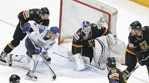 Hart gekämpft, gut gespielt &ndash; und trotzdem verloren: Die deutsche Eishochey-Nationalmannschaft um Keeper Rob Zepp unterlag bei der Heim-WM Finnland mit 0:1. Foto: AP