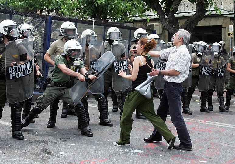 Am Mittwochabend und in der Nacht ist es zu heftigen Straßenschlachten zwischen der Polizei und Demonstranten in Athen gekommen. Mindestens 60 Menschen seien leicht verletzt
worden, berichtete das staatliche Fernsehen (NET). Tausende Menschen protestierten friedlich bis in die frühen
Morgenstunden vor dem Parlament in Athen gegen das harte Sparprogramm
der Regierung.