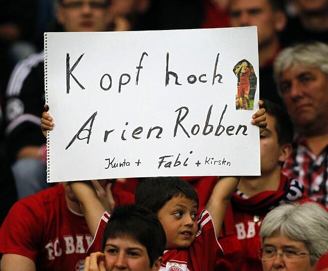 Doch neben den Pfiffen gab es vereinzelt auch Aufmunterung und Sprechchöre für den Flügelflitzer, der noch vor zwei Jahren maßgeblich daran beteiligt gewesen war, dass die Bayern das Double holten und überhaupt den Sprung ins Champions League-Finale gegen Inter Mailand schafften.