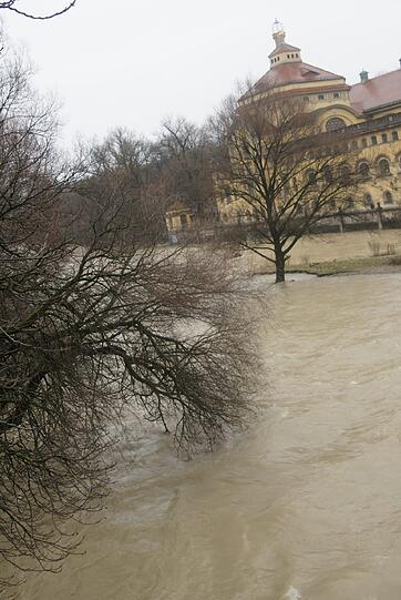 Dauerregen sorgt für Hochwasser an der Isar: In München wurde mit Hochwasserwarnstufe 1 gerechnet. Die Bilder.