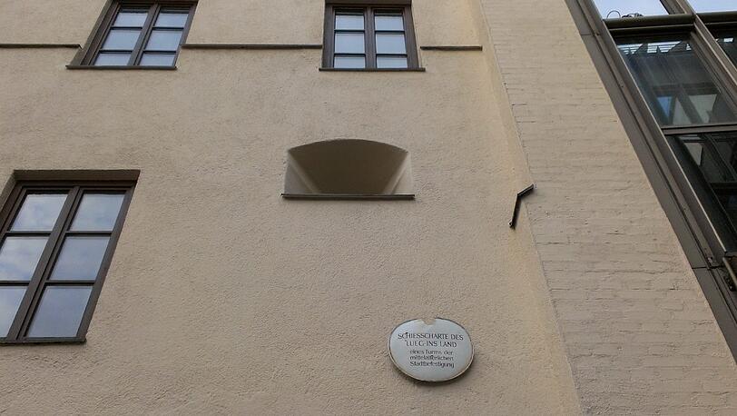 Lueg ins Land: Hinter dem Isartor befindet sich dieser Rest eines alten Wehrturms.