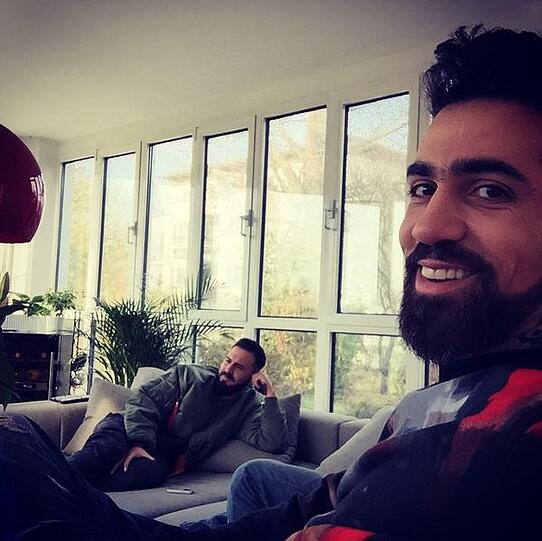 Der Rapper entspannt mit einem Freund auf der Couch