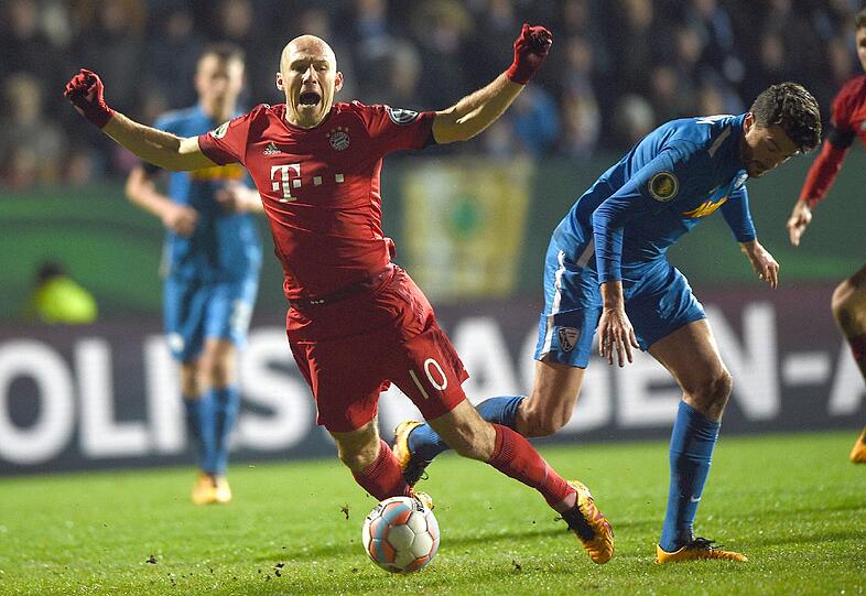 Stoff für Streitereien: Im Pokal gegen Bochum fällt Bayerns Robben (l.), es gibt Elfmeter.