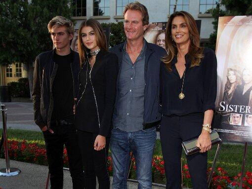 Bruder Presley (l.), Vater Rande Gerber und Mutter Cindy Crawford (r.) posieren mit Kaia Gerber bei der Premiere von "Sister Cities"
