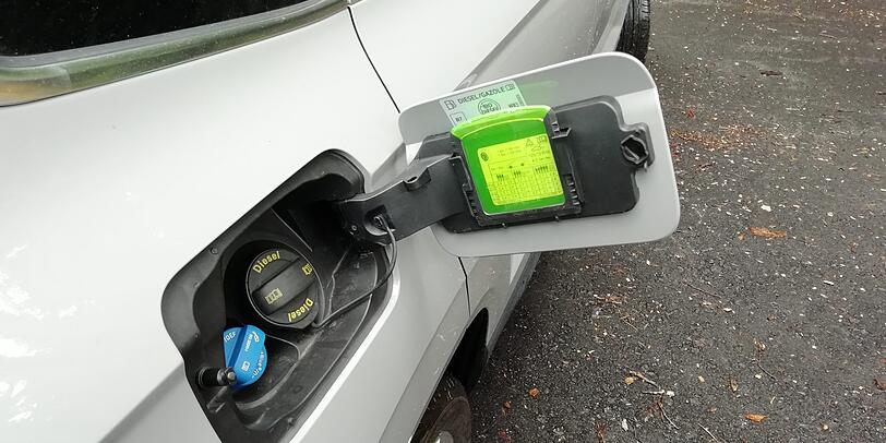 Simply Clever-Idee von Skoda: der Eiskratzer in der Tankklappe hinter der auch die zusätzliche AdBlue-Einfüllöffnung steckt.