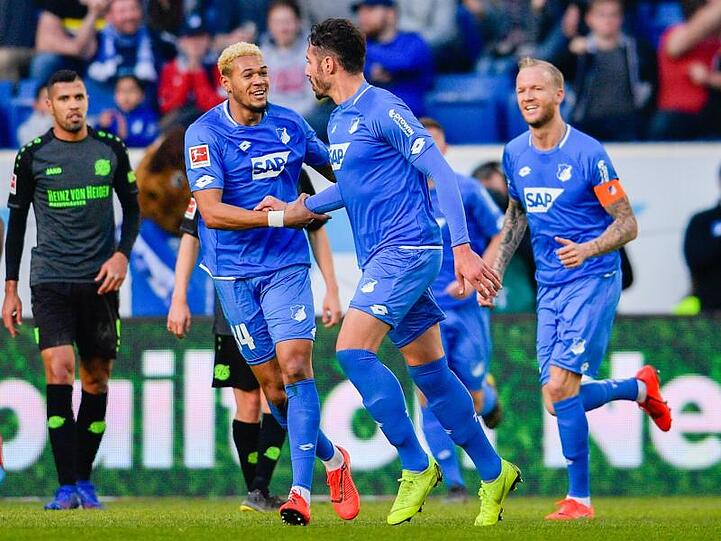 Hoffenheims Ishak Belfodil (r) feiert sein Tor zum 2:0 gegen Hannover. Foto. Uwe Anspach