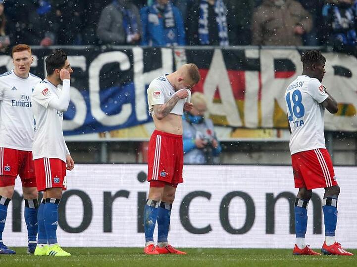 Die Spieler des HSV lassen nach der 0:2-Niederlage in Bielefeld die Köpfe hängen.