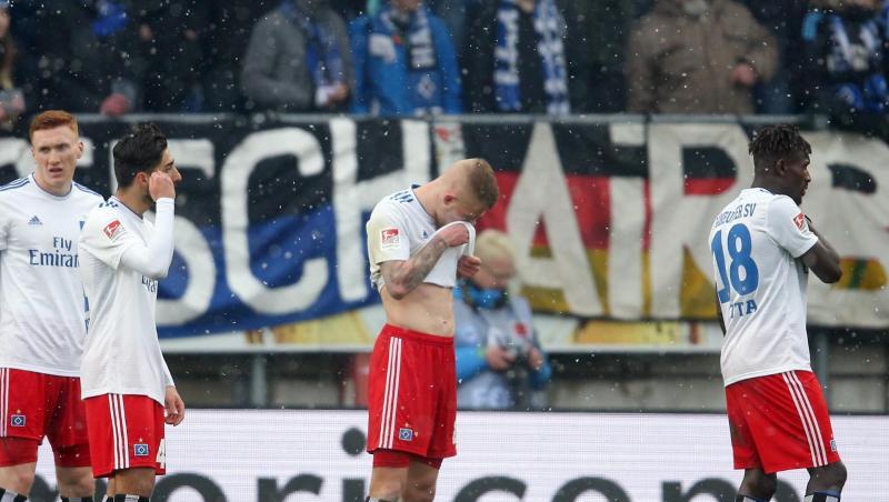 Die Spieler des HSV lassen nach der 0:2-Niederlage in Bielefeld die Köpfe hängen. Die Spieler des HSV lassen nach der 0:2-Niederlage in Bielefeld die Köpfe hängen.