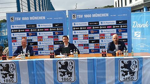 "die Bayerische"-Marketingleiter Joachim Zech (l.) zusammen mit den Löwen-Geschäftsführern Marc-Nicolai Pfeifer (m.) und Günther Gorenzel am Dienstag.