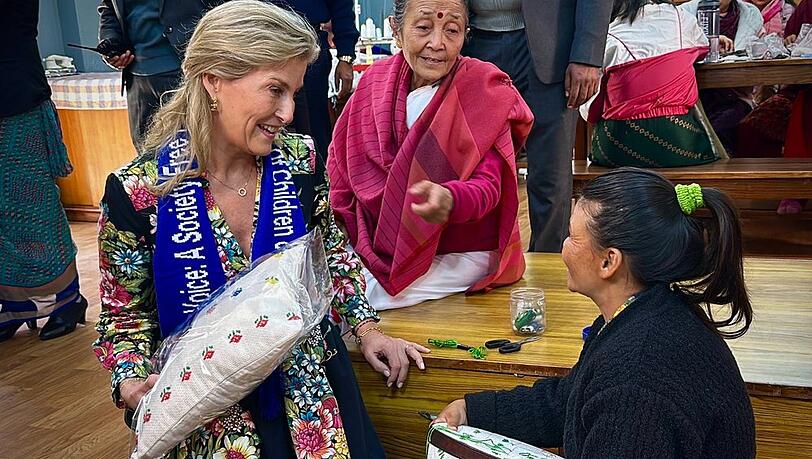 Herzogin Sophie bei ihrem Besuch von Maiti Nepal.