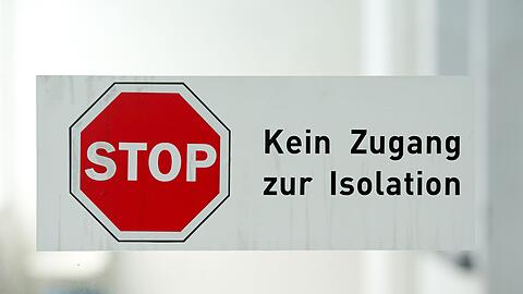 Schilder weisen auf die besondere Sicherheitsstufe der Station 10d hin. (Archivbild)