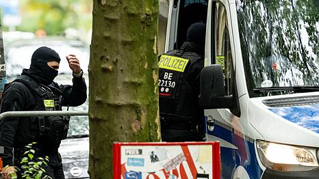 Die Polizei in Berlin geht mit einer Razzia gegen illegalen Waffenbesitz und Bandenkriminalit&auml;t vor.