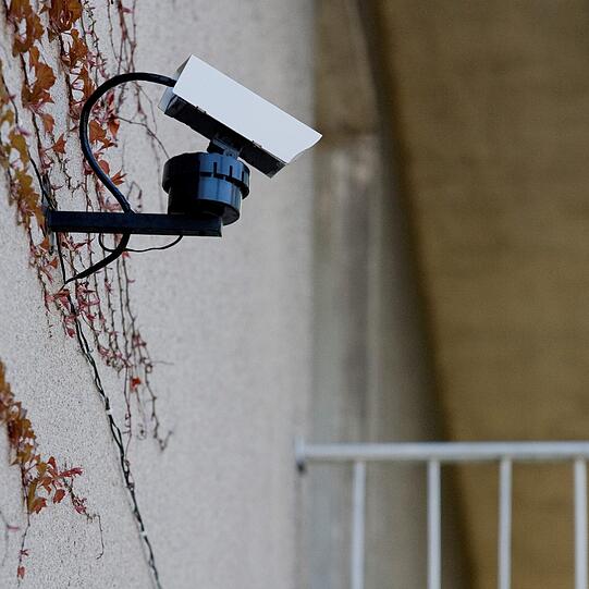 Haus und Hof im Blick: Wer Eingang oder Einfahrt per Kamera überwacht, kann bei der Ermittlung von Missetätern helfen.