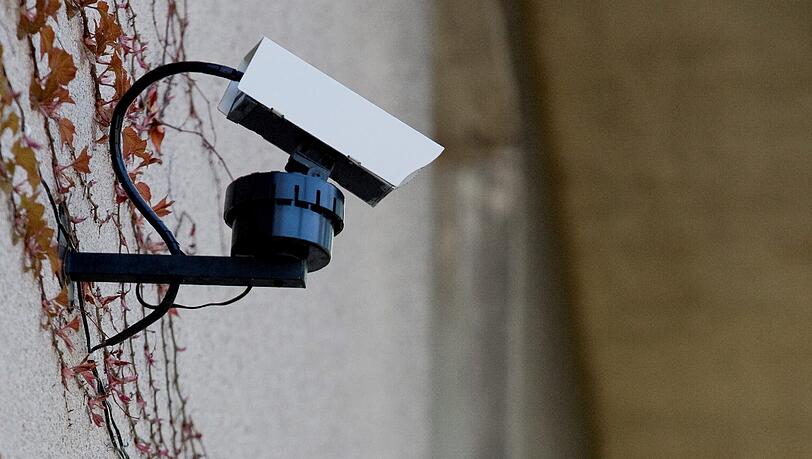 Haus und Hof im Blick: Wer Eingang oder Einfahrt per Kamera überwacht, kann bei der Ermittlung von Missetätern helfen. Haus und Hof im Blick: Wer Eingang oder Einfahrt per Kamera überwacht, kann bei der Ermittlung von Missetätern helfen.