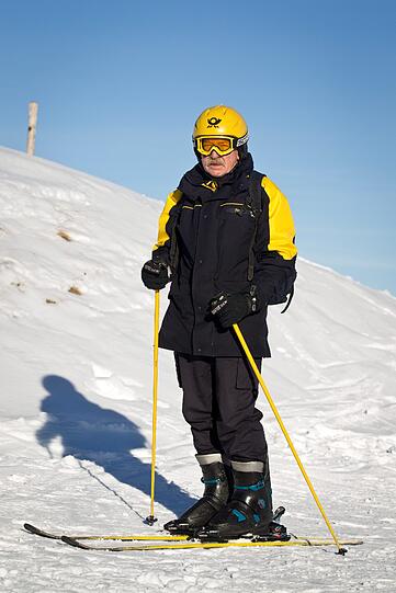 Postbote Hans Fink posiert im Skigebiet Sudelfeld bei Bayrischzell auf seinen Skiern.