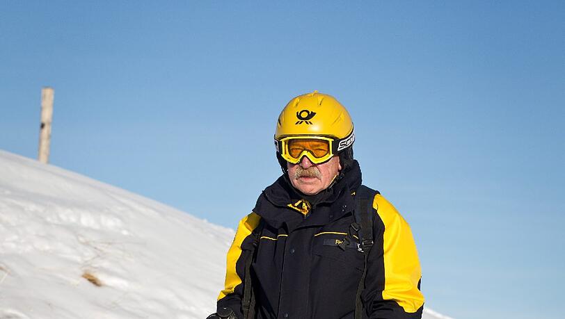 Postbote Hans Fink posiert im Skigebiet Sudelfeld bei Bayrischzell auf seinen Skiern. Postbote Hans Fink posiert im Skigebiet Sudelfeld bei Bayrischzell auf seinen Skiern.