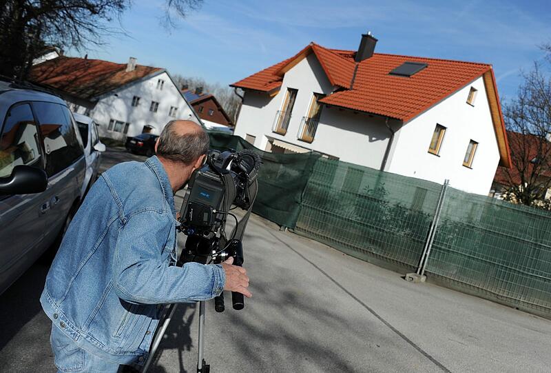 Brutaler Doppelmord in Notzing bei Erding: Ein Ehepaar wurde tot im Garten verscharrt. Der 21-jährige Täter hat sich gestellt - er ist der Ex-Freund der Tochter.